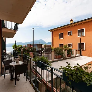 https://hotel-del-porto-torri-del-benaco.hotelinveneto.com